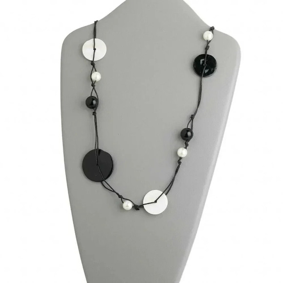 Handcrafted Avant Garde Black and White Mother of Pearl Shell Disc Necklace - Picture 3 of 3